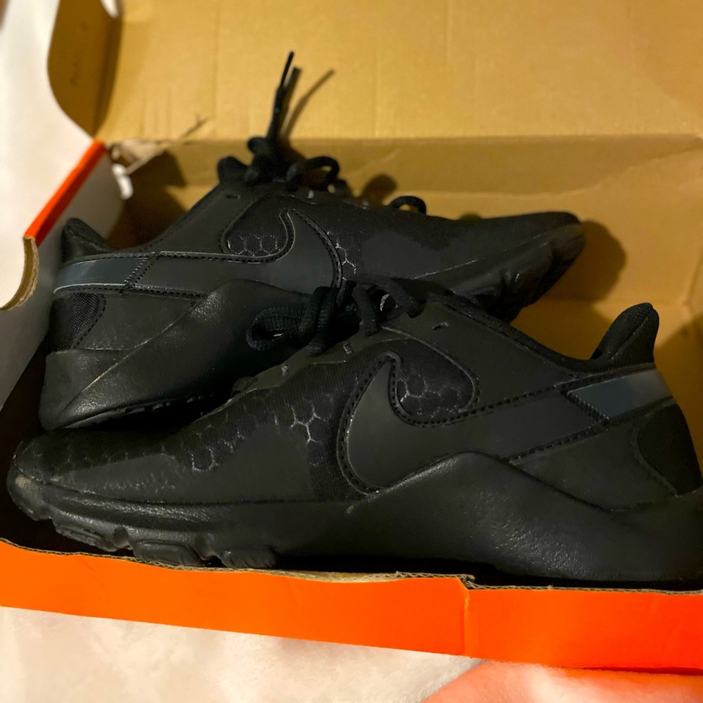 NIKE LEGEND ESSENTIAL 2